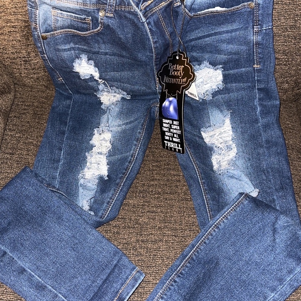 Women’s size 9 distressed skinny leg jeans
